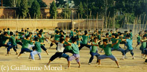 Enfants � l'entra�nement (Tao de groupe avec arme)